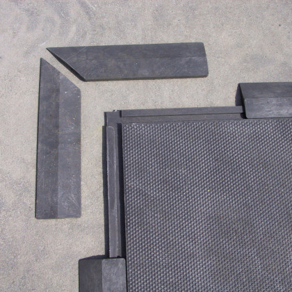 Černý plastový nájezd "nad" pro plastové podlahové desky - 40 x 10 x 2,2 cm