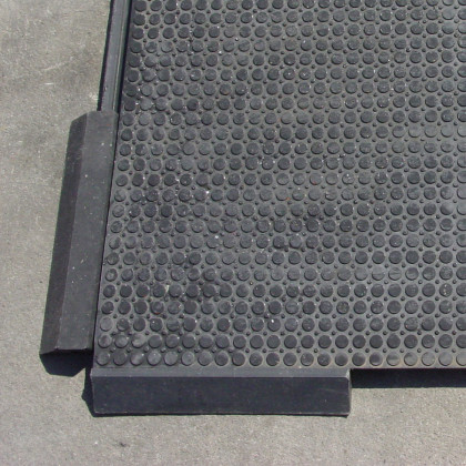 Černý plastový nájezd "nad" pro plastové podlahové desky - 40 x 10 x 2,2 cm