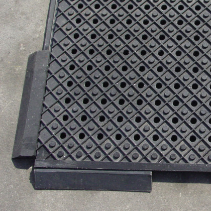 Černý plastový nájezd "nad" pro plastové podlahové desky - 40 x 10 x 2,2 cm