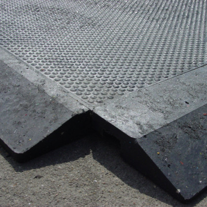 Černý plastový nájezd "nad" pro plastové podlahové desky - 40 x 10 x 2,2 cm