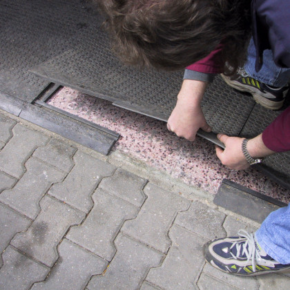 Černý plastový nájezd "nad" pro plastové podlahové desky - 40 x 10 x 2,2 cm