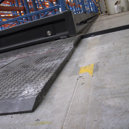 Černý plastový nájezd "nad" pro plastové podlahové desky - 40 x 10 x 2,2 cm