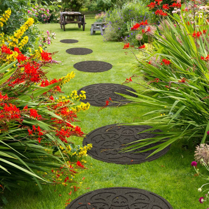 Hnědý gumový zahradní nášlap FLOMA Scroll - 45 x 45 x 1,9 cm