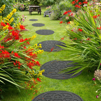 Šedý gumový zahradní nášlap FLOMA Scroll - 45 x 45 x 1,9 cm