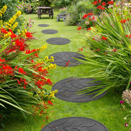 Šedý gumový zahradní nášlap FLOMA Leaves - 45 x 45 x 1,9 cm