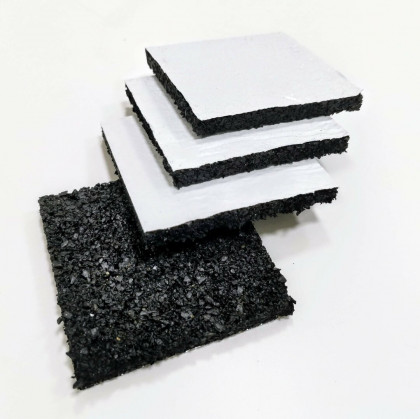 Gumová podložka s ALU folií pod konstrukci fotovoltaické elektrárny na střechu s hydroizolací z PVC fólie FLOMA UniPad ALU - 30 x 6 x 1,5 cm