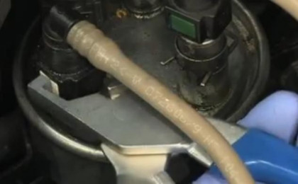 Kleště na trubky přívodu paliva