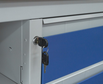 Pracovní stůl se třemi zásuvkami, skříňkou a policí - TSK7513-L