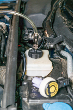 Sada pro ruční odvzdušňování brzd 3 l - V4411