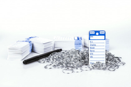 Modré PLUS plastové visačky na klíče 250ks - 434010011