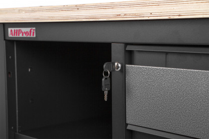 Ponk se třemi zásuvkami a policí