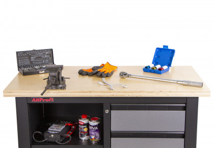 Ponk se třemi zásuvkami a policí