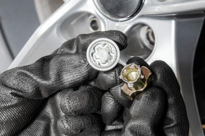 Univerzální sada pro demontáž bezpečnostních šroubů kol - V7001