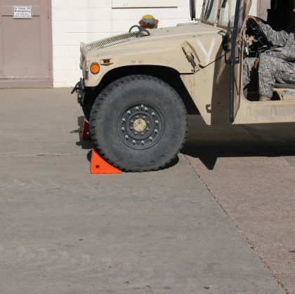 Červený plastový zakládací klín UC1500-6 - 28,5 x 22,5 x 21 cm