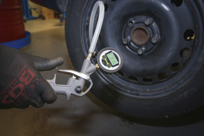 Hustič pneu s digitálním manometrem, 0 - 8 bar - B6794