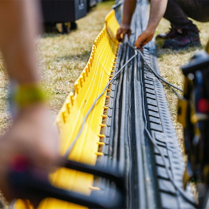 Černo-žlutý plastový kabelový most s víkem DEFENDER XXL - 70 x 69,6 x 8,7 cm