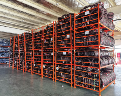 Průmyslový regál na pneumatiky osobních automobilů, 800 kg