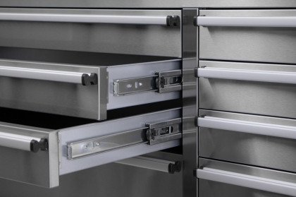 Pojízdný pracovní stůl s děrovanou deskou a horními skříňkami - AH7218