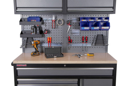 Mobilní pracovní stůl s děrovanou deskou a horními skříňkami - AH1371A