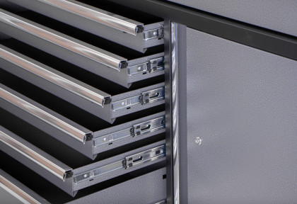 Mobilní pracovní stůl s děrovanou deskou a horními skříňkami - AH1371A