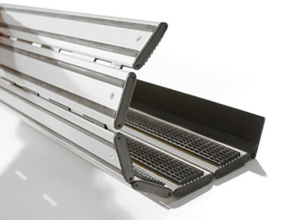 Černý kartáčový protiskluzový schodový nášlap FLOMA ALUSTEP - 80 x 33 x 1,5 cm