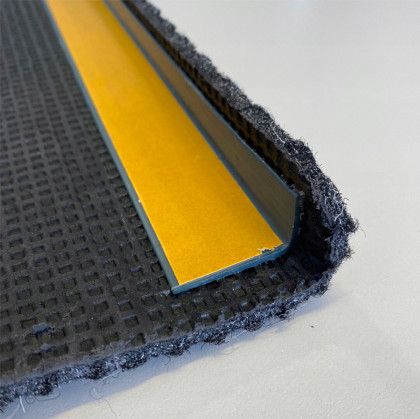 Vínový kobercový samolepící protiskluzový schodový nášlap FLOMA Perla - 80 x 24 x 1,5 cm