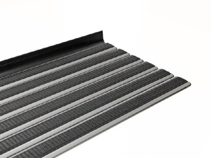 Černý kartáčový protiskluzový schodový nášlap FLOMA ALUSTEP - 80 x 33 x 1,5 cm