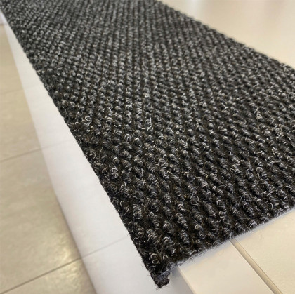 Šedý kobercový samolepící protiskluzový schodový nášlap FLOMA Perla - 80 x 24 x 1,5 cm